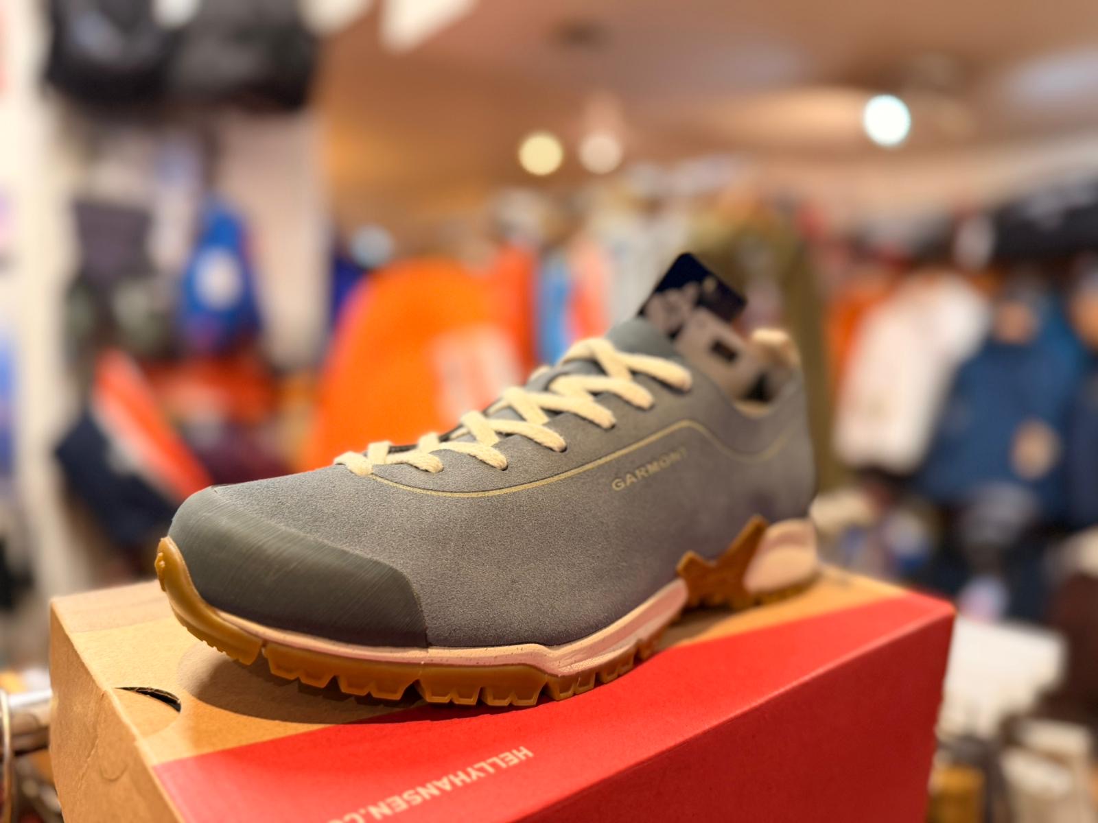 Chaussure bleu ciel de randonnée, vue avant trois-quarts
